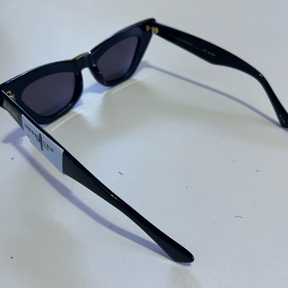 Stylish Black Cat-Eye Sunglasses main image 4